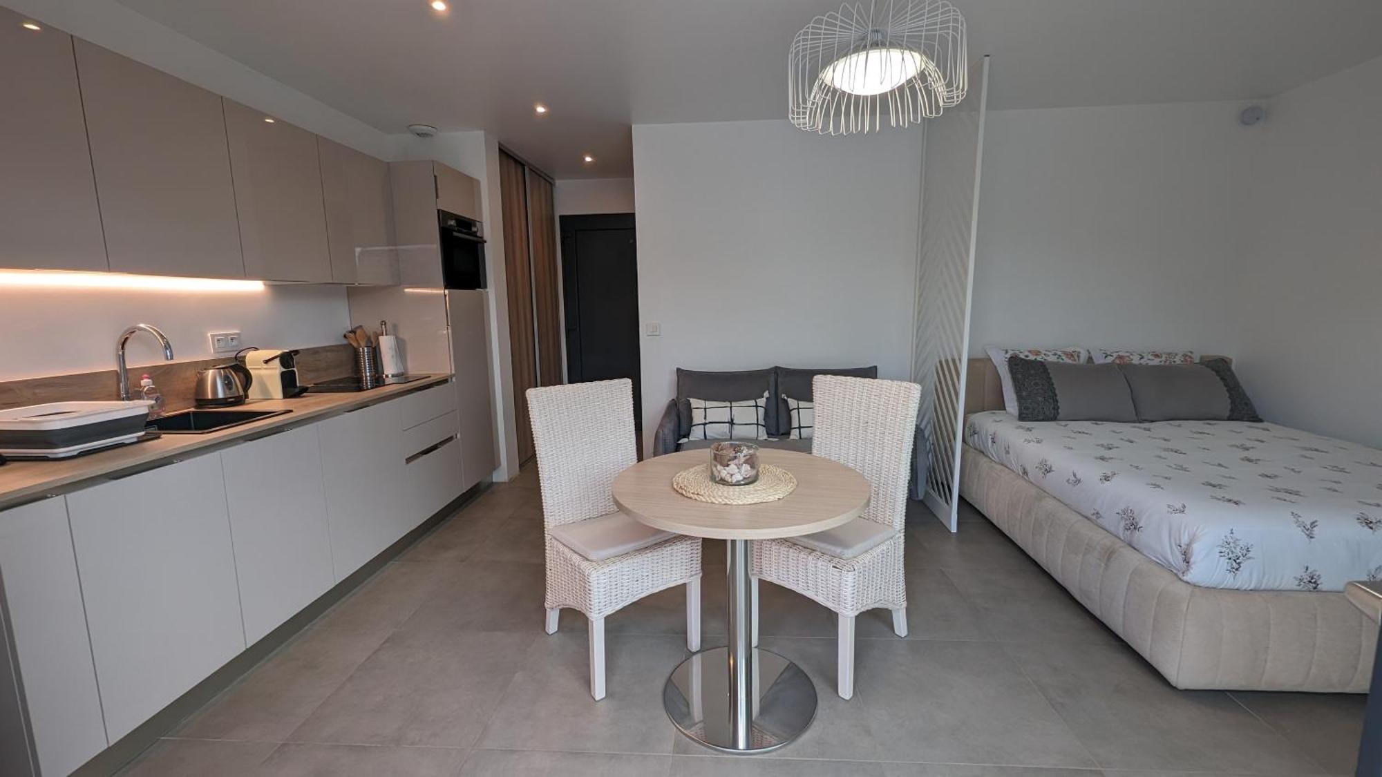 Appartement Domaine de la chapelle à Roquefort les Pins - Jacuzzi privatif - Alpes maritimes Extérieur photo