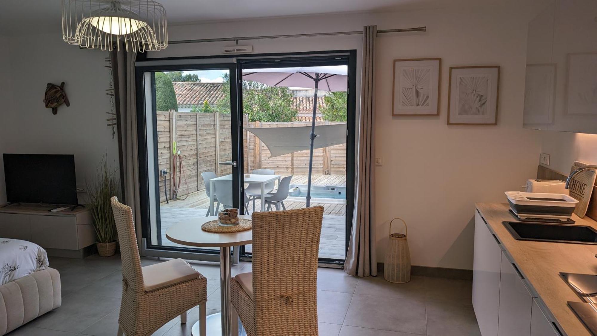 Appartement Domaine de la chapelle à Roquefort les Pins - Jacuzzi privatif - Alpes maritimes Extérieur photo