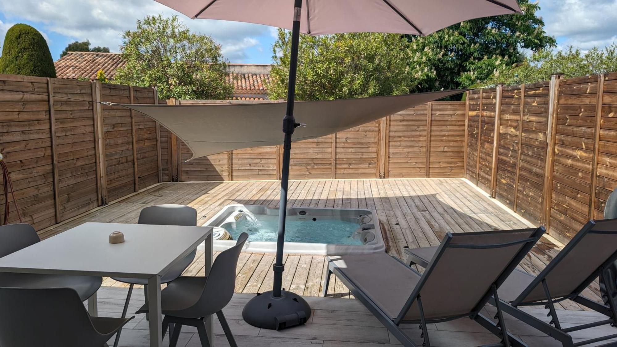Appartement Domaine de la chapelle à Roquefort les Pins - Jacuzzi privatif - Alpes maritimes Extérieur photo