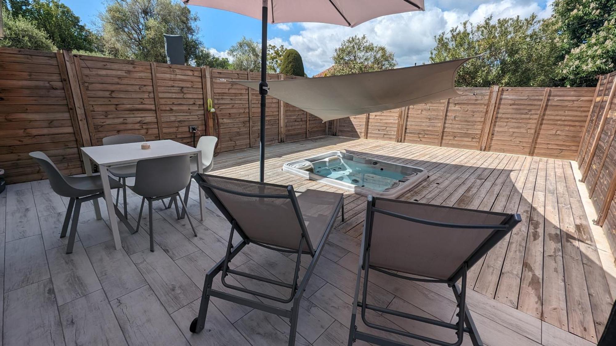 Appartement Domaine de la chapelle à Roquefort les Pins - Jacuzzi privatif - Alpes maritimes Extérieur photo