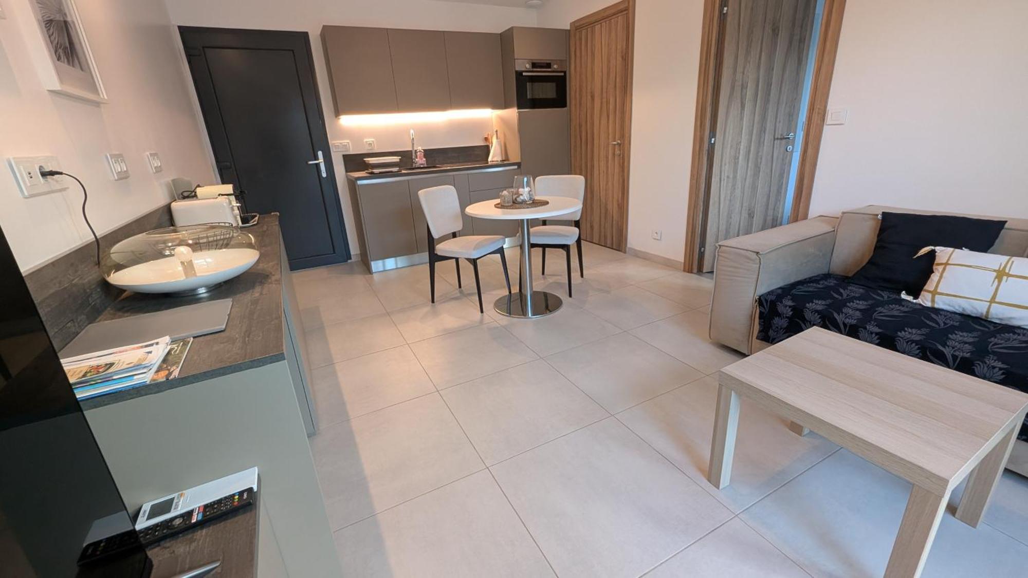 Appartement Domaine de la chapelle à Roquefort les Pins - Jacuzzi privatif - Alpes maritimes Extérieur photo